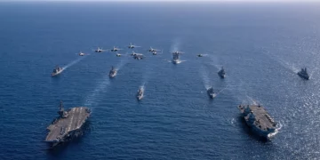 El Grupo de Ataque de Portaaviones británico lidera maniobras sin precedentes en Australia