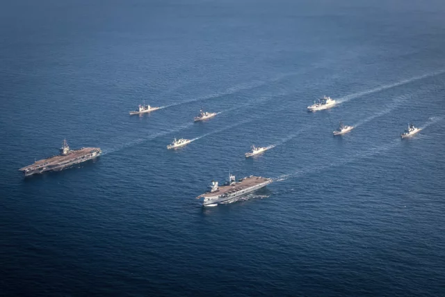 HMS Prince of Wales realiza reabastecimiento complejo en el mar