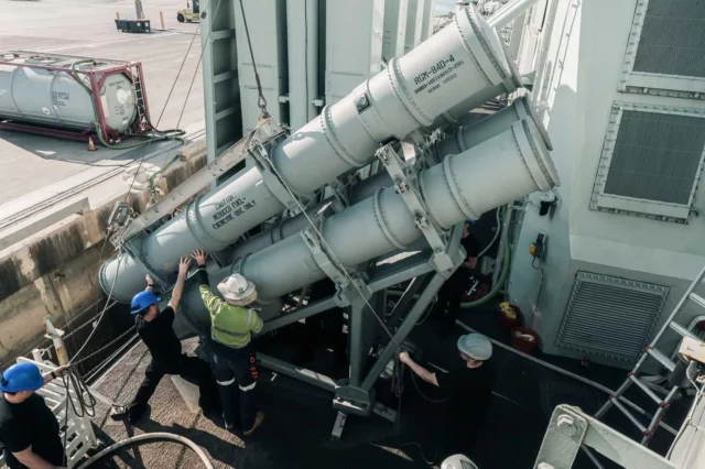 El HMCS Ville de Québec recarga misiles de ataque Harpoon Block II