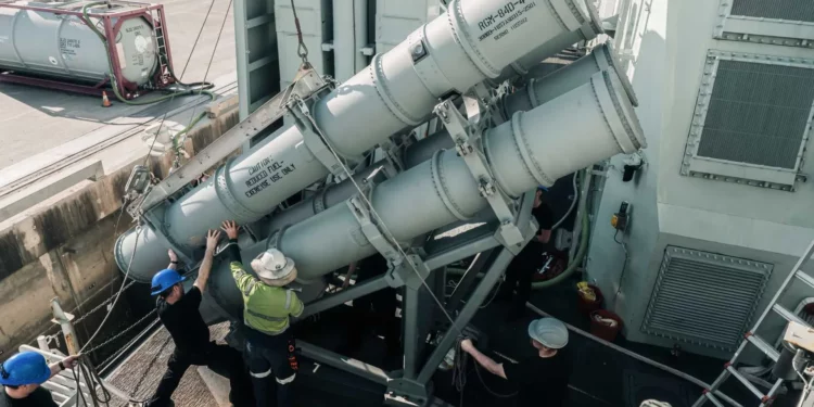 El HMCS Ville de Québec recarga misiles de ataque Harpoon Block II