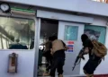 Esta imagen publicada por el Centro de Medios Hutí Ansarullah de Yemen el 8 de julio de 2025 muestra supuestamente a combatientes afiliados a los hutíes llevando a cabo un ataque contra el granelero Magic Seas de bandera liberiana en el mar. (Foto de ANSARULLAH MEDIA CENTRE / AFP)