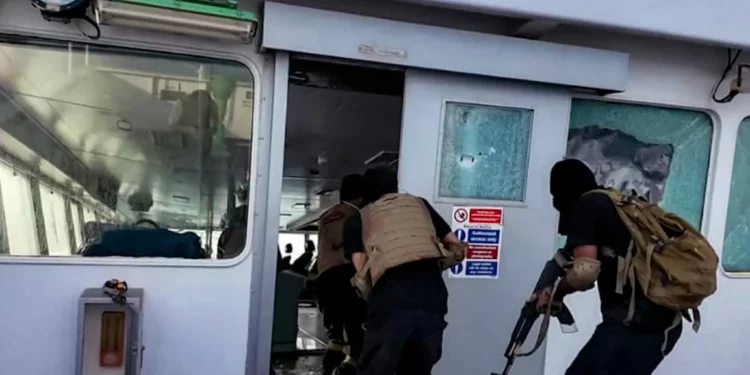 Esta imagen publicada por el Centro de Medios Hutí Ansarullah de Yemen el 8 de julio de 2025 muestra supuestamente a combatientes afiliados a los hutíes llevando a cabo un ataque contra el granelero Magic Seas de bandera liberiana en el mar. (Foto de ANSARULLAH MEDIA CENTRE / AFP)