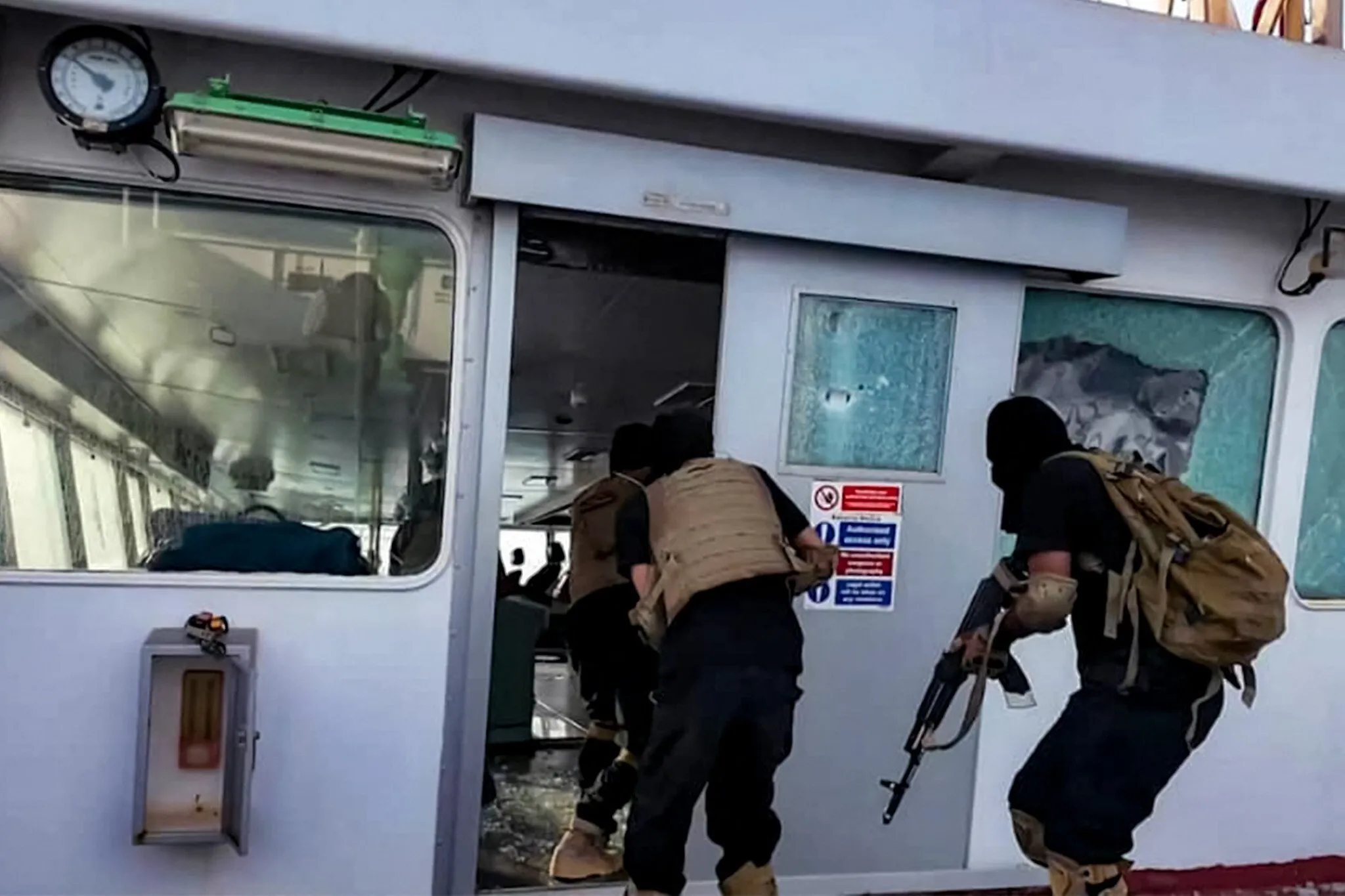 Esta imagen publicada por el Centro de Medios Hutí Ansarullah de Yemen el 8 de julio de 2025 muestra supuestamente a combatientes afiliados a los hutíes llevando a cabo un ataque contra el granelero Magic Seas de bandera liberiana en el mar. (Foto de ANSARULLAH MEDIA CENTRE / AFP)