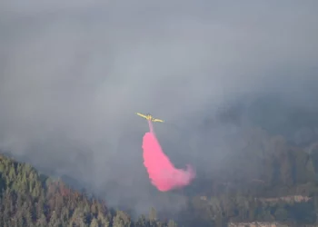 Los bomberos siguen sofocando las llamas cerca de Jerusalén