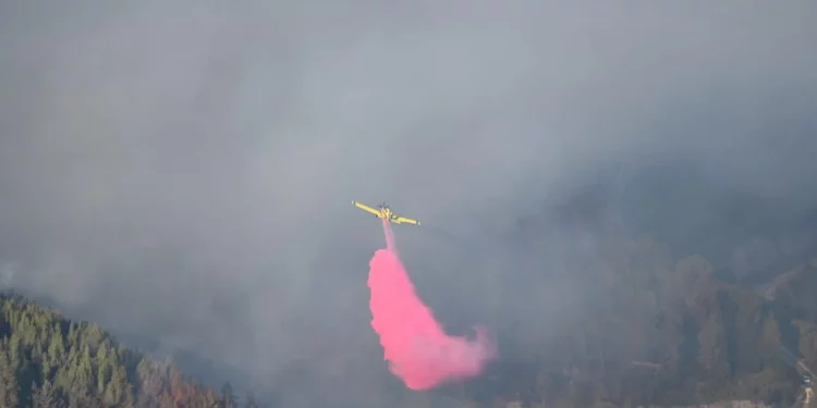 Los bomberos siguen sofocando las llamas cerca de Jerusalén