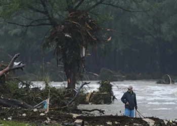 Inundación en Texas causa 24 muertos: frenética búsqueda de más de 20 niñas desaparecidas