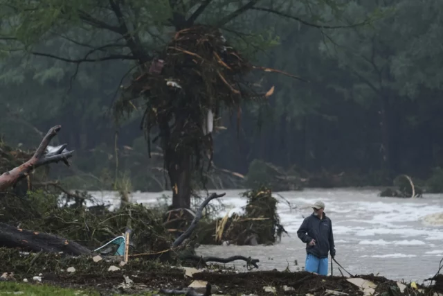 Inundación en Texas causa 24 muertos: frenética búsqueda de más de 20 niñas desaparecidas