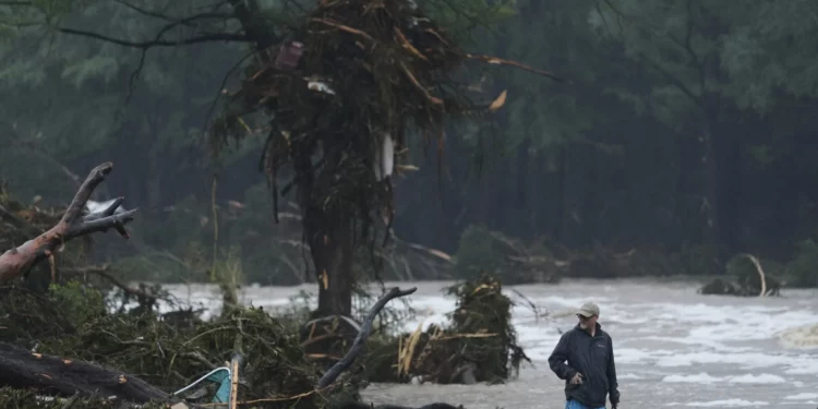 Inundación en Texas causa 24 muertos: frenética búsqueda de más de 20 niñas desaparecidas