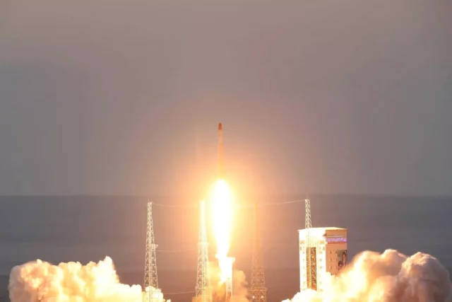 Irán lanza el cohete Ghased en prueba suborbital en plena tensión postbélica