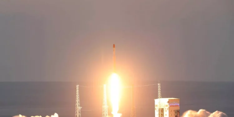 Irán lanza el cohete Ghased en prueba suborbital en plena tensión postbélica