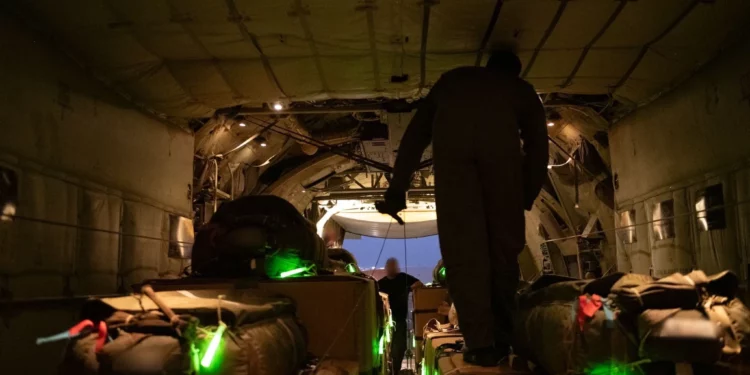 Israel lanza ayuda desde el aire en Gaza y anuncia pausas humanitarias