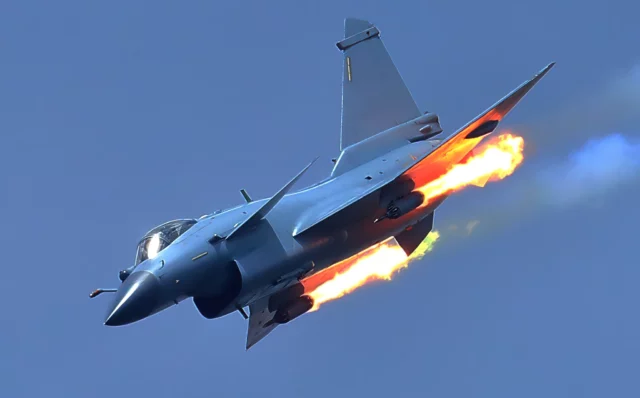 El J‑10C muestra los dientes en Pakistán: ¿el nuevo F‑16 chino?