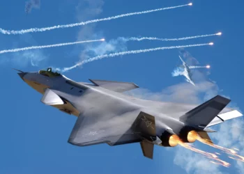 Mientras el F-35 y el F-22 operan: el J-20 vuela en exhibiciones