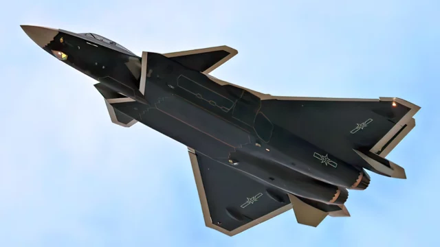 J-20S biplaza de China inicia servicio operativo en 2025