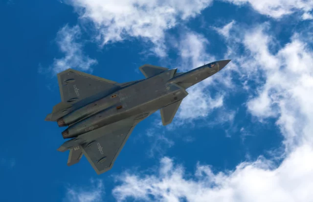 J-20S: China pone en el aire al primer caza furtivo biplaza del mundo