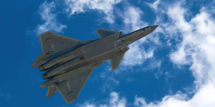 J-20S: China pone en el aire al primer caza furtivo biplaza del mundo
