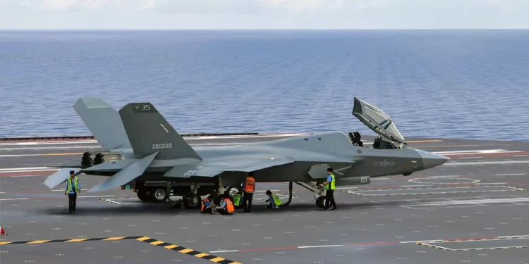 China activa su arma naval furtiva: comienza producción del J-35