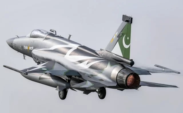 El JF-17 Thunder impresiona en RIAT 2025 con su camuflaje táctico