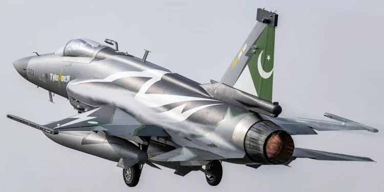 El JF-17 Thunder impresiona en RIAT 2025 con su camuflaje táctico