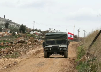 Un jeep del ejército libanés patrulla en la aldea fronteriza de Sarada, en el sur del Líbano, después de que las fuerzas israelíes se retiraran, el 19 de febrero de 2025. (Rabih DAHER / AFP)