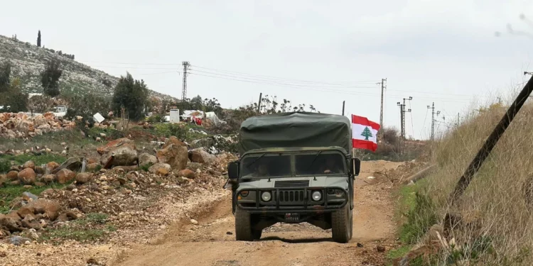 Un jeep del ejército libanés patrulla en la aldea fronteriza de Sarada, en el sur del Líbano, después de que las fuerzas israelíes se retiraran, el 19 de febrero de 2025. (Rabih DAHER / AFP)