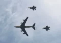 Un avión KC-135 Stratotanker, asignado al Ala 128 de Reabastecimiento en Milwaukee, junto con dos F-35A Lightning II del Ala 115 de Caza en Madison, participaron el 25 de julio de 2025 en la demostración de capacidades de la Guardia Nacional de Wisconsin durante el AirVenture de la Asociación de Aeronaves Experimentales en el aeropuerto regional Wittman de Oshkosh, Wisconsin. (Fotografía de la Guardia Nacional Aérea de EE. UU. por el sargento mayor Paul Gorman)