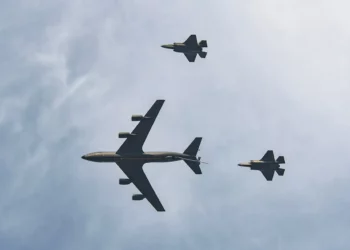 Un avión KC-135 Stratotanker, asignado al Ala 128 de Reabastecimiento en Milwaukee, junto con dos F-35A Lightning II del Ala 115 de Caza en Madison, participaron el 25 de julio de 2025 en la demostración de capacidades de la Guardia Nacional de Wisconsin durante el AirVenture de la Asociación de Aeronaves Experimentales en el aeropuerto regional Wittman de Oshkosh, Wisconsin. (Fotografía de la Guardia Nacional Aérea de EE. UU. por el sargento mayor Paul Gorman)