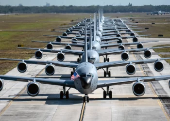 Los aviones cisterna KC-135 recibirán lanzadores de drones