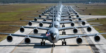 Los aviones cisterna KC-135 recibirán lanzadores de drones