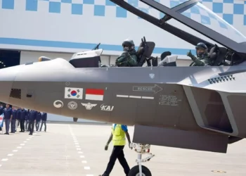 Jefe de Fuerza Aérea Polaca y piloto indonesio prueban el KF-21 Boramae