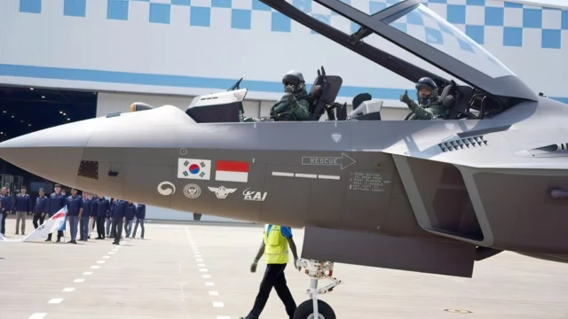 Jefe de Fuerza Aérea Polaca y piloto indonesio prueban el KF-21 Boramae