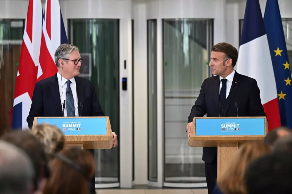 El primer ministro británico, Keir Starmer, a la izquierda, y el presidente francés, Emmanuel Macron, celebran una conferencia de prensa conjunta en Londres, el 10 de julio de 2025. (Leon Neal/Pool Photo vía AP)
