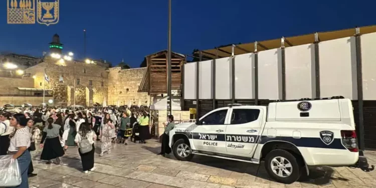 Una mujer herida en el Muro Occidental al caer una bala en la Plaza de Oración