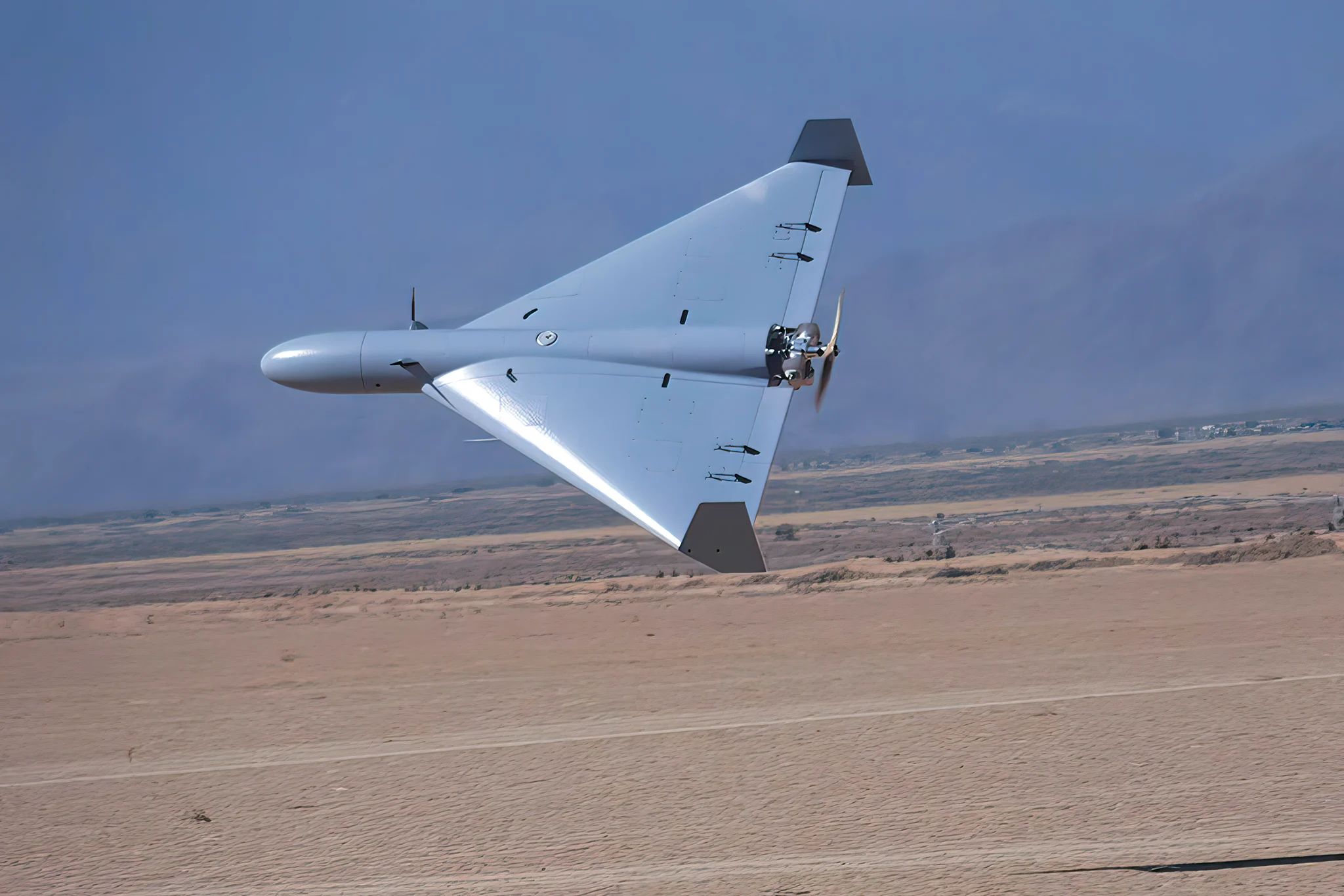 Aunque se presentó públicamente bajo el nombre de LUCAS (Low-Cost Uncrewed Combat Attack System), el dron parece estar construido o derivado del dron objetivo FLM 136, a menudo etiquetado erróneamente como FLM 131, ya que varias pistas refuerzan este origen. (Fuente de la imagen: SpektreWorks)