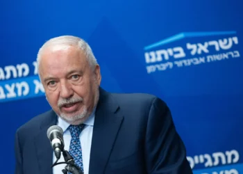 El presidente de Yisrael Beytenu, Avigdor Liberman, lidera una reunión de facciones en la Knéset el 7 de julio de 2025 (Yonatan Sindel/Flash90)