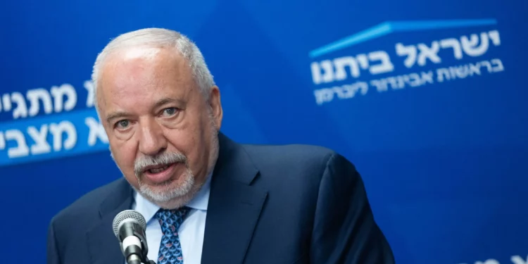 El presidente de Yisrael Beytenu, Avigdor Liberman, lidera una reunión de facciones en la Knéset el 7 de julio de 2025 (Yonatan Sindel/Flash90)