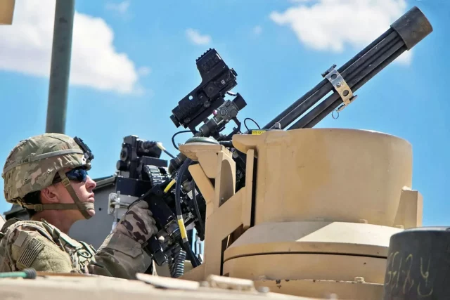 EE. UU. prueba Abrams con ametralladora M134 para defensa cercana contra drones