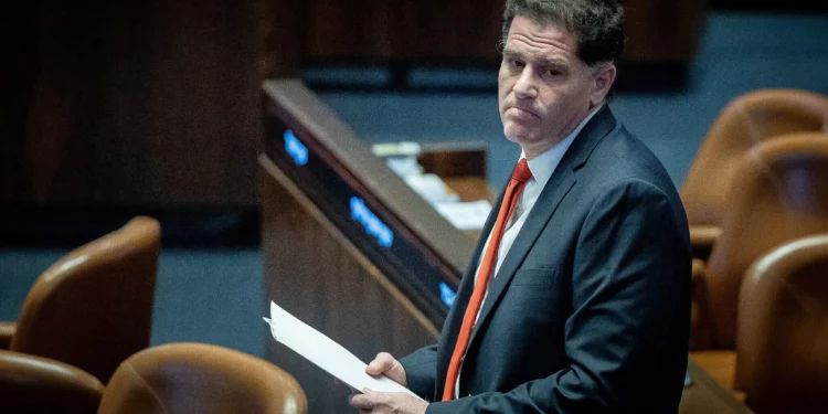 El ministro de Asuntos Estratégicos, Ron Dermer, asiste a una sesión plenaria de la Knéset en Jerusalén el 22 de enero de 2025. (Yonatan Sindel/Flash90)