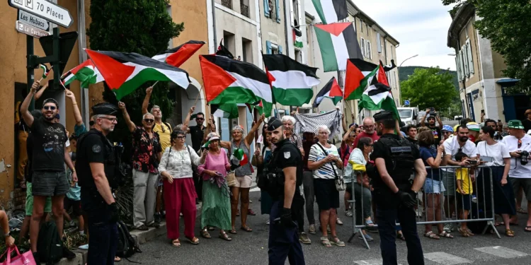 Manifestantes en el Tour de Francia exigen que Israel sea expulsado de la carrera