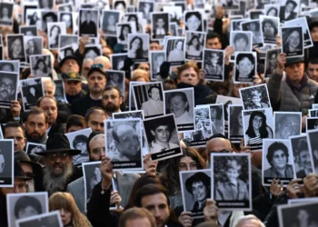 Cientos de personas conmemoran en Argentina el atentado contra la AMIA