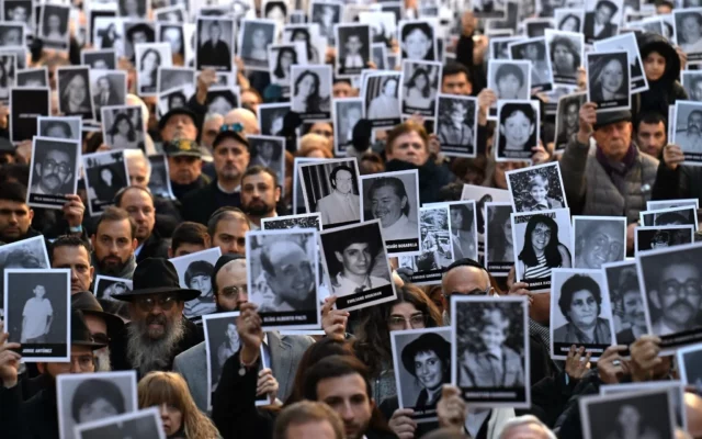 Cientos de personas conmemoran en Argentina el atentado contra la AMIA