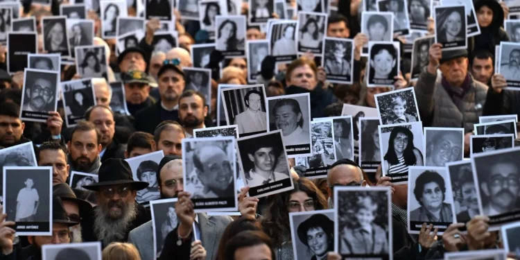 Cientos de personas conmemoran en Argentina el atentado contra la AMIA