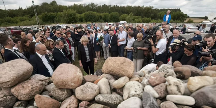 Yad Vashem denuncia las nuevas placas que culpan a la unidad alemana de la masacre polaca de judíos en 1941