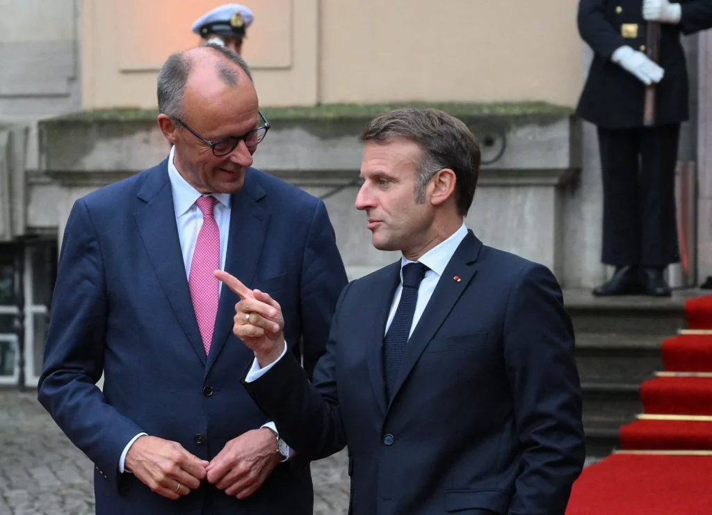 El canciller alemán Friedrich Merz (izq.) recibe al presidente francés Emmanuel Macron para conversar en Villa Borsig, casa de huéspedes del Ministerio de Relaciones Exteriores de Alemania, en Berlín el 23 de julio de 2025. (RALF HIRSCHBERGER / AFP)