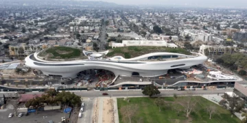 Un ovni de arte aterriza en Los Ángeles: así luce el Museo Lucas en Exposition Park