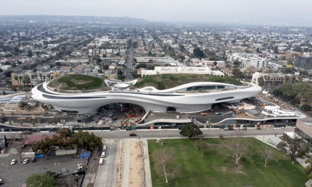 Un ovni de arte aterriza en Los Ángeles: así luce el Museo Lucas en Exposition Park
