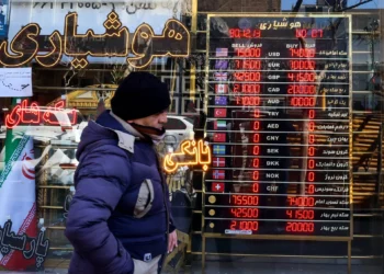 Un hombre pasa frente a una casa de cambio en el Gran Bazar de Teherán, el 3 de marzo de 2025. (Atta KENARE / AFP)