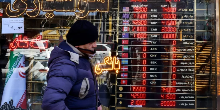 Un hombre pasa frente a una casa de cambio en el Gran Bazar de Teherán, el 3 de marzo de 2025. (Atta KENARE / AFP)