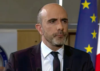 Aquí tienes una versión más clara, directa y cuidada del mensaje, manteniendo el mismo contenido y extensión aproximada: --- Hola Paul, Las cosas con mis sobrinos no salieron como esperaba. Además, me mantengo completamente alejado de mis hermanos, y sinceramente, es lo mejor. Te escribo porque no tengo otra opción. Hoy mis hijos no tienen qué comer. El mes pasado, mi página web tuvo su peor rendimiento en lo que va del año, debido a un ciberataque que logré contener a tiempo, pero que dejó consecuencias. Necesito llegar al 22 de julio, cuando recibiré un pago de anunciantes. Te lo digo con vergüenza: no quisiera pedirte esto. El presupuesto diario es de 100 soles, lo mínimo para alimentar a mis cinco hijos. Si pudieras prestarme esa ayuda, me comprometo a devolvértela en septiembre, cuando cobre de los nuevos anunciantes que ya están confirmados en mi web. --- Puedo ajustarlo si necesitas que suene más cercano, más formal o más urgente.