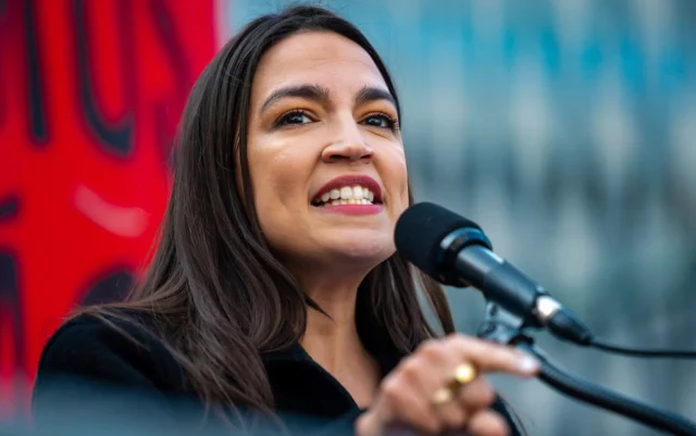 Vandalizan oficina de Ocasio-Cortez tras votar contra recorte a defensa israelí